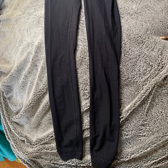 Lululemon leggings size 2 Black like new - Picture 2 of 10